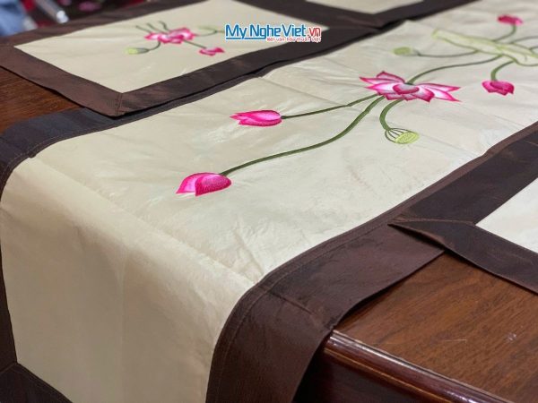 Bộ khăn trải bàn màu kem thêu sen