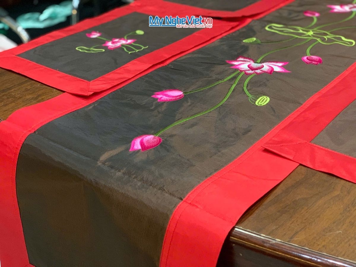 Bộ khăn trải bàn màu đỏ thêu sen