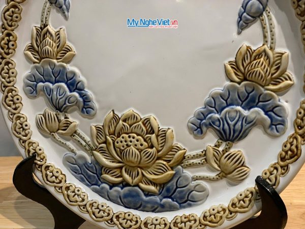 Tranh đĩa gốm Bát Tràng hoa sen trắng đắp nổi - Quà sang trọng