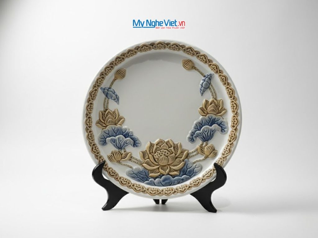 Tranh đĩa gốm Bát Tràng hoa sen trắng đắp nổi - Quà sang trọng