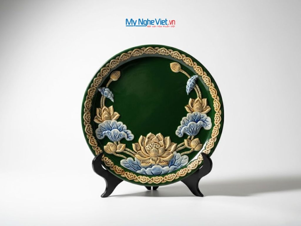 Tranh đĩa gốm Bát Tràng hoa sen xanh đắp nổi - Quà sang trọng