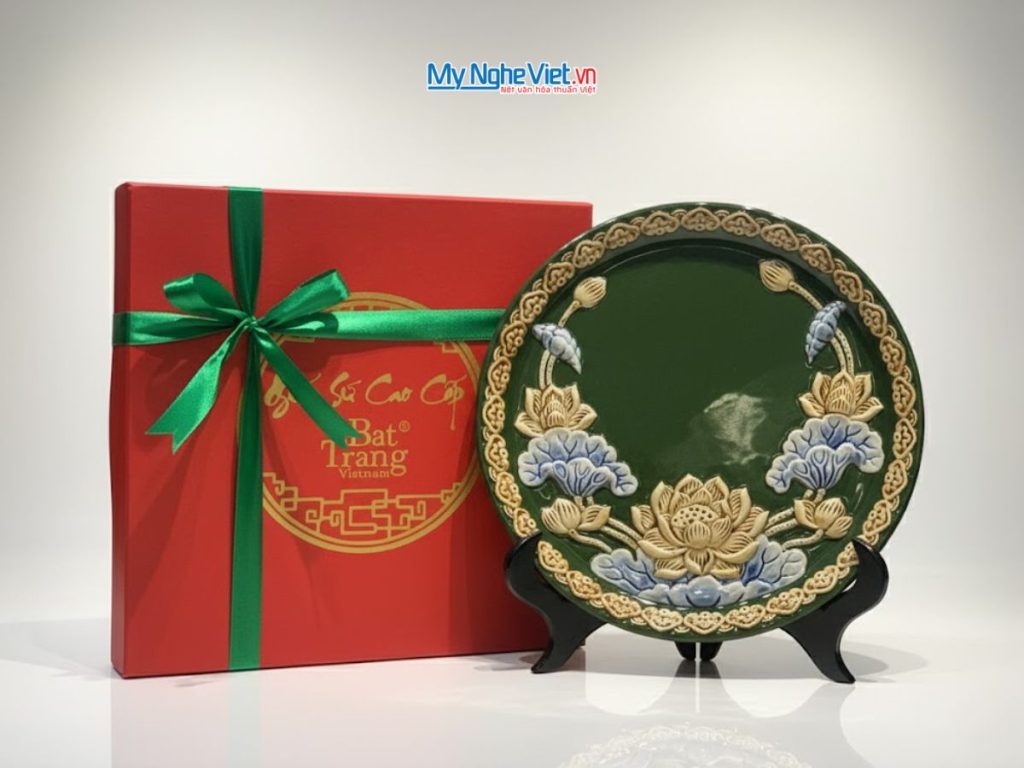 Tranh đĩa gốm Bát Tràng hoa sen xanh đắp nổi - Quà sang trọng