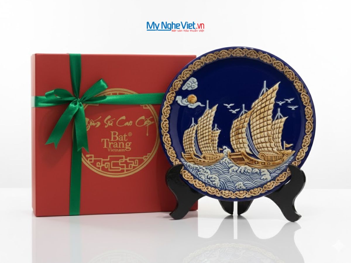 Tranh Đĩa Gốm Bát Tràng Thuận Buồm Xanh Coban Đắp Nổi - Quà biếu sang trọng