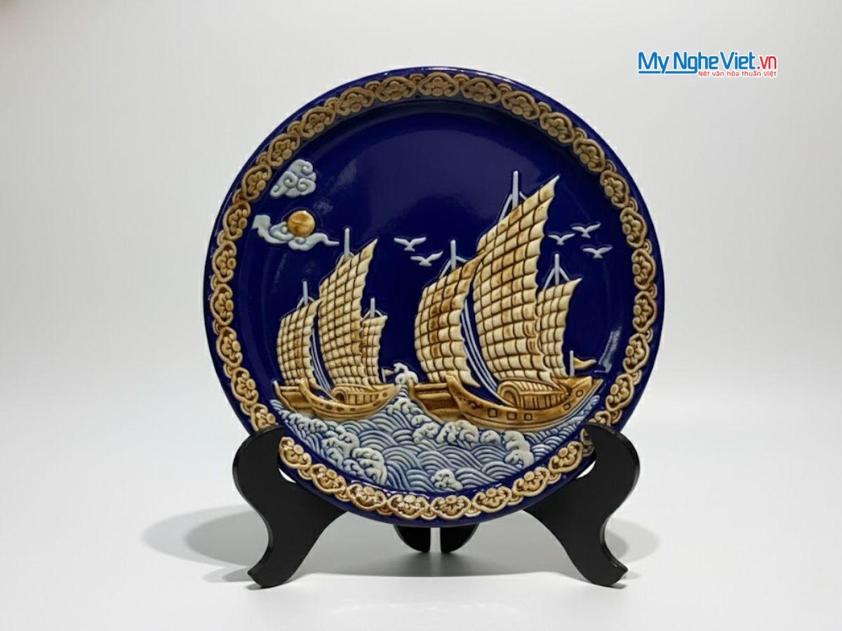 Tranh Đĩa Gốm Bát Tràng Thuận Buồm Xanh Coban Đắp Nổi - Quà biếu sang trọng
