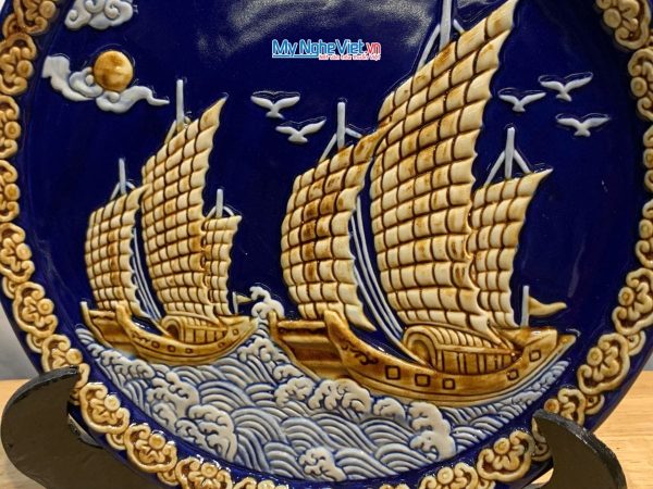 Tranh Đĩa Gốm Bát Tràng Thuận Buồm Xanh Coban Đắp Nổi - Quà biếu sang trọng