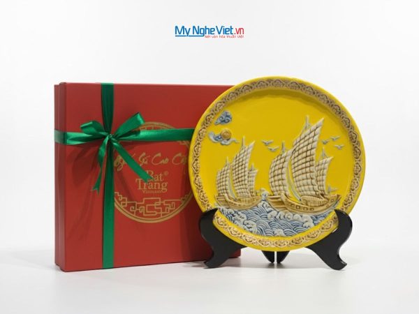 Tranh Đĩa Gốm Bát Tràng Thuận Buồm Vàng Đắp Nổi - Quà biếu sang trọng