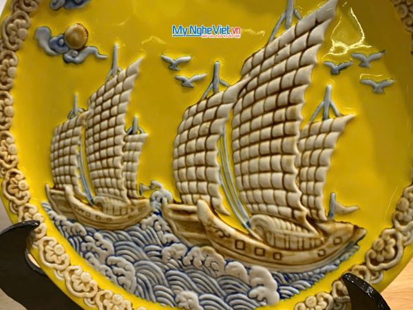 Tranh Đĩa Gốm Bát Tràng Thuận Buồm Vàng Đắp Nổi - Quà biếu sang trọng
