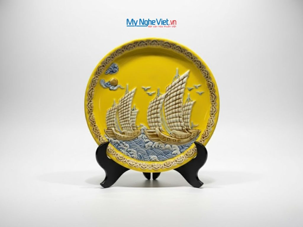 Tranh Đĩa Gốm Bát Tràng Thuận Buồm Vàng Đắp Nổi - Quà biếu sang trọng