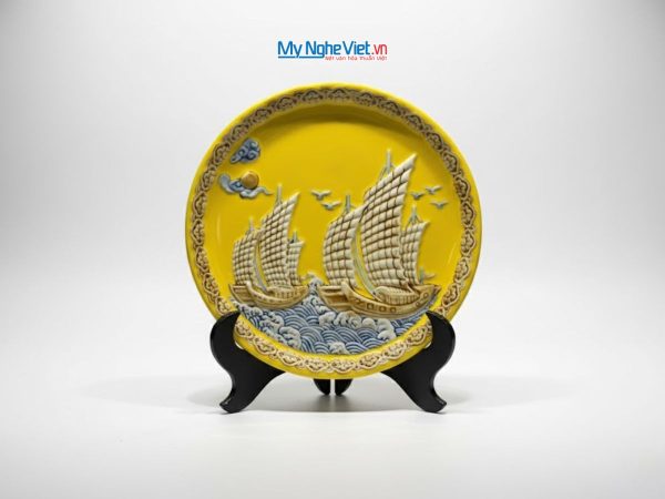 Tranh Đĩa Gốm Bát Tràng Thuận Buồm Vàng Đắp Nổi - Quà biếu sang trọng