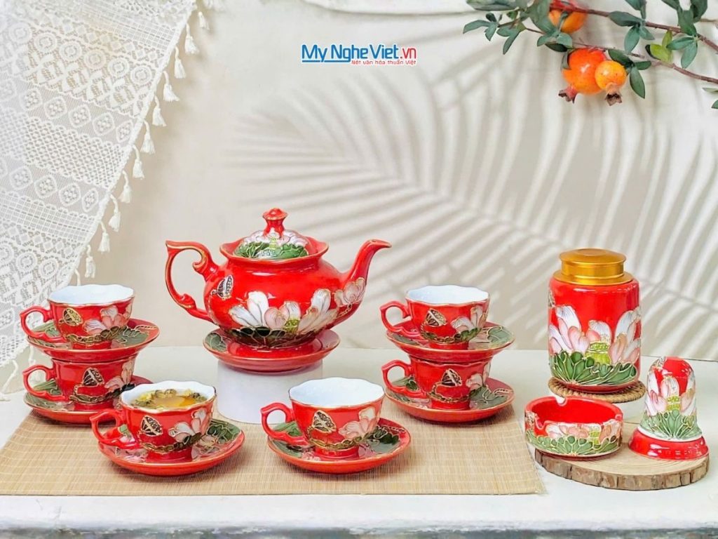 Bộ Bình Trà Queen Màu Đỏ Vẽ Vàng Kim Họa Tiết Hoa Đắp Nổi Hoa Sen