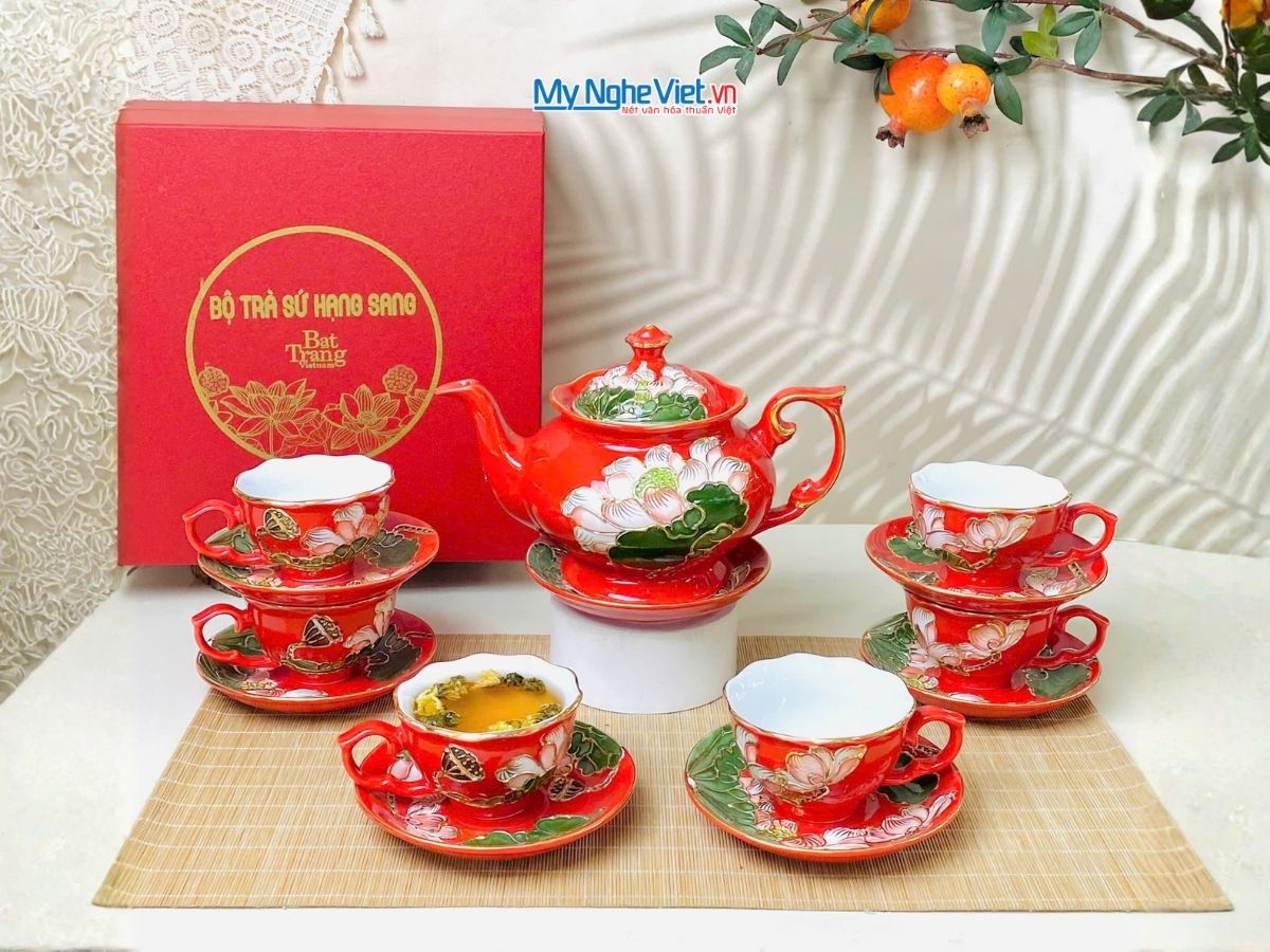 Bộ Bình Trà Queen Màu Đỏ Vẽ Vàng Kim Họa Tiết Hoa Đắp Nổi Hoa Sen