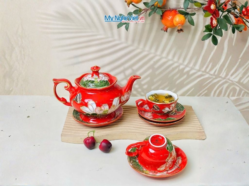 Bộ Bình Trà Queen Màu Đỏ Vẽ Vàng Kim Họa Tiết Hoa Đắp Nổi Hoa Sen
