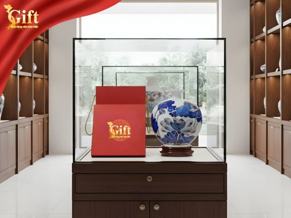 Bình thu tài hút lộc cao cấp vẽ sen đắp nổi nền trắng H22 + chân đế đẹp SGMNV-VBT22.1